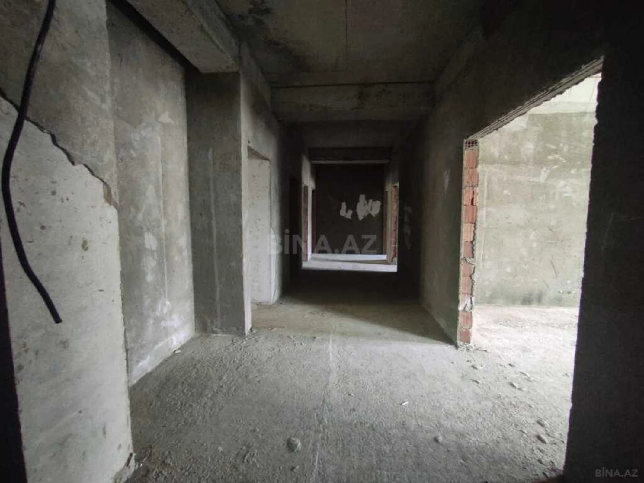 Satılır 4 otaqlı mənzil 181 m²