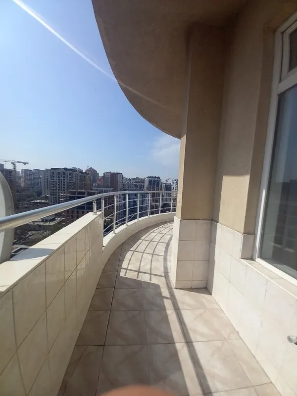 Kirayə verilir 4 otaqlı mənzil 230 m²