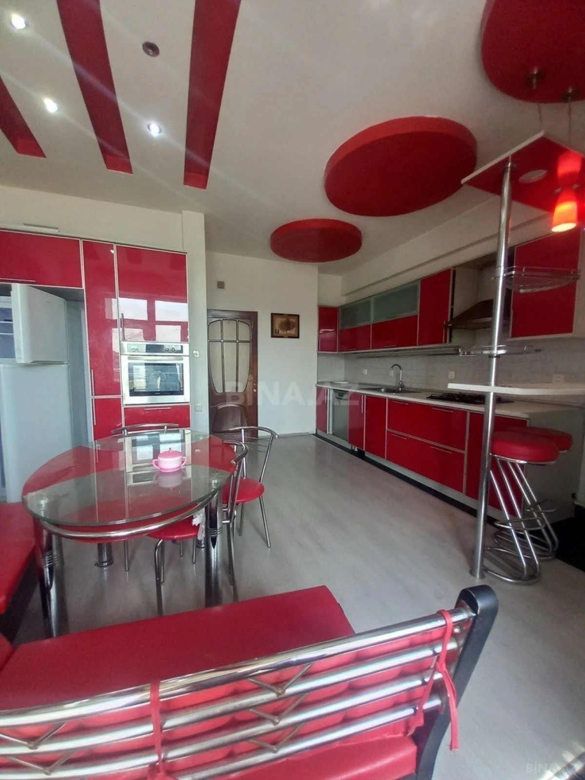 Kirayə verilir 4 otaqlı mənzil 230 m²