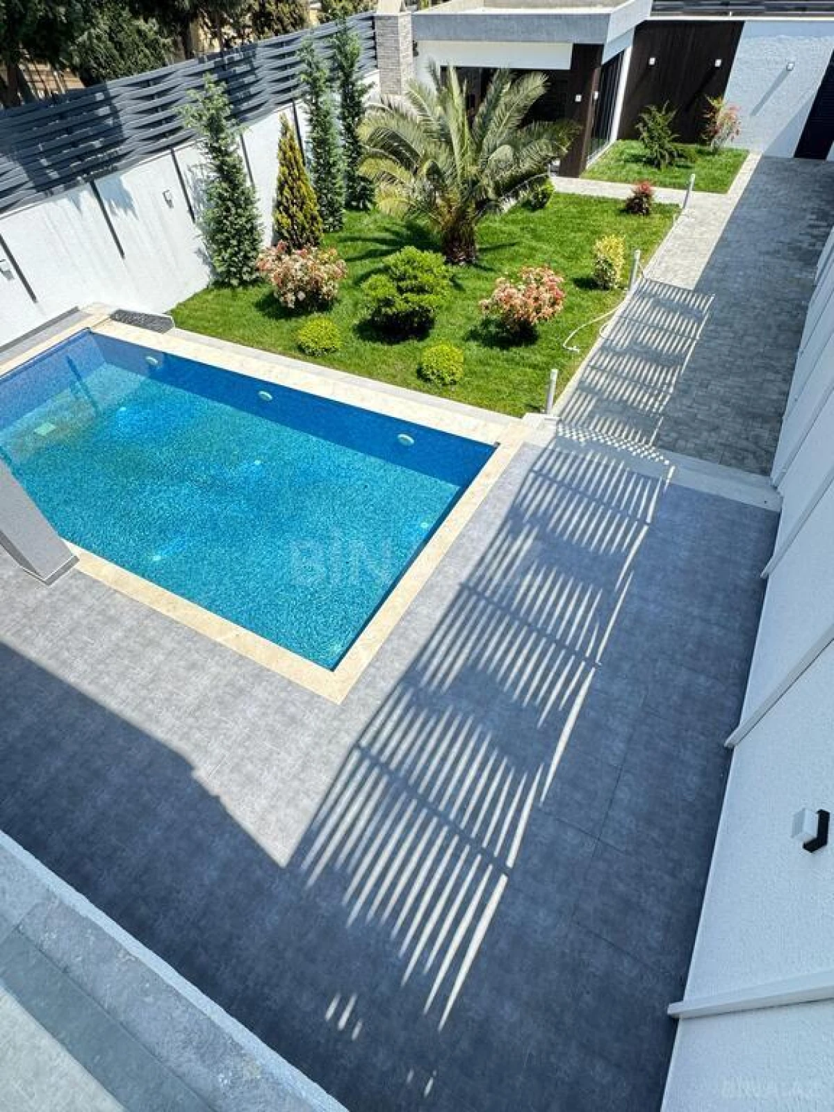 Satılır 5 otaqlı həyət evi 300 m²