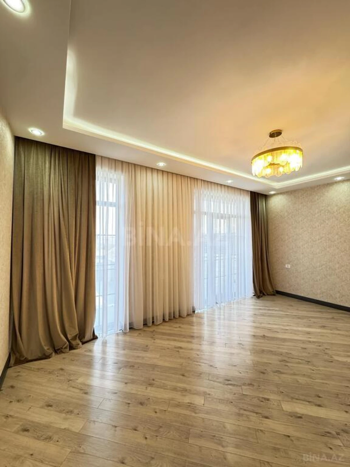 Satılır 5 otaqlı həyət evi 300 m²