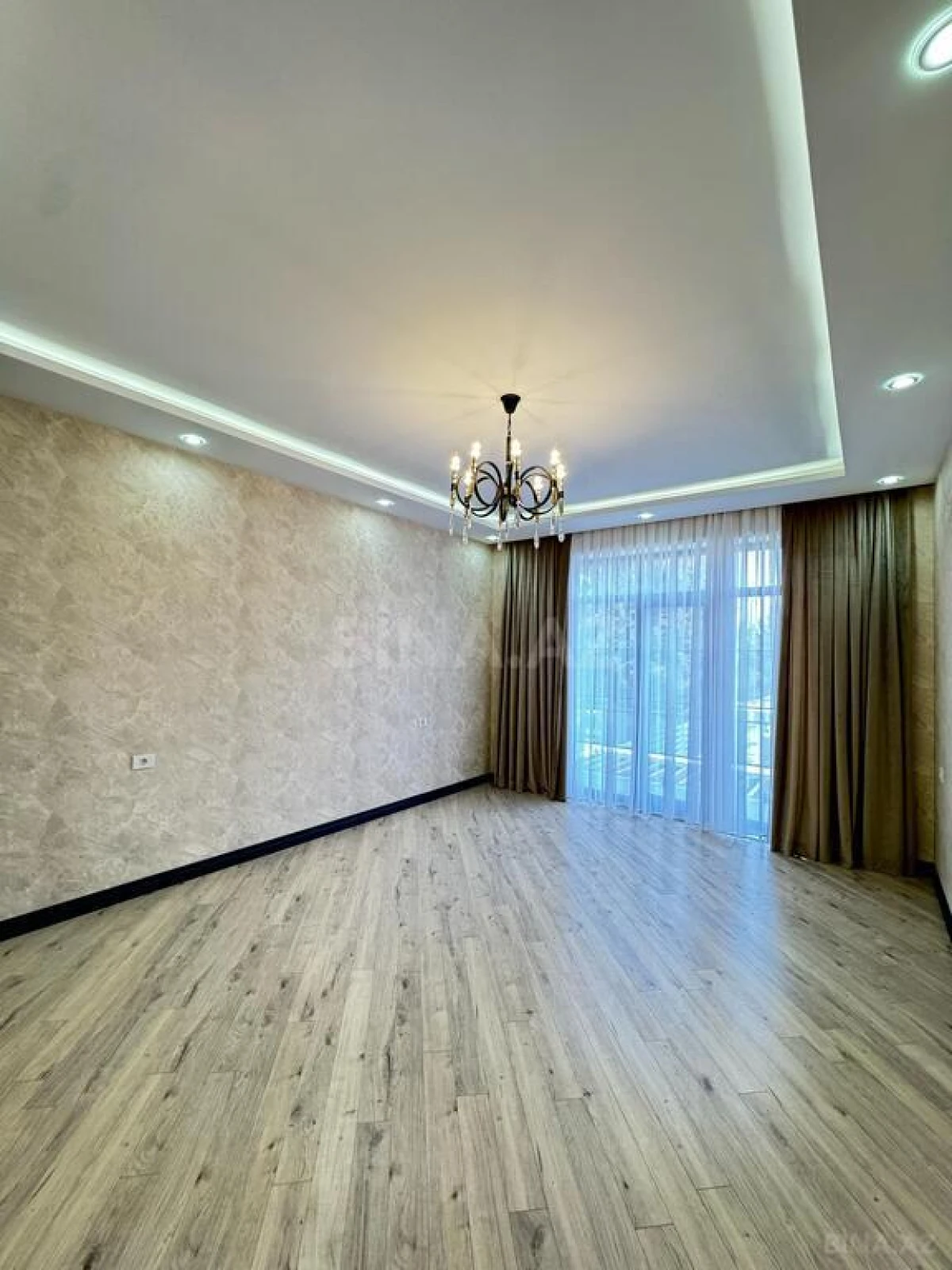 Satılır 5 otaqlı həyət evi 300 m²