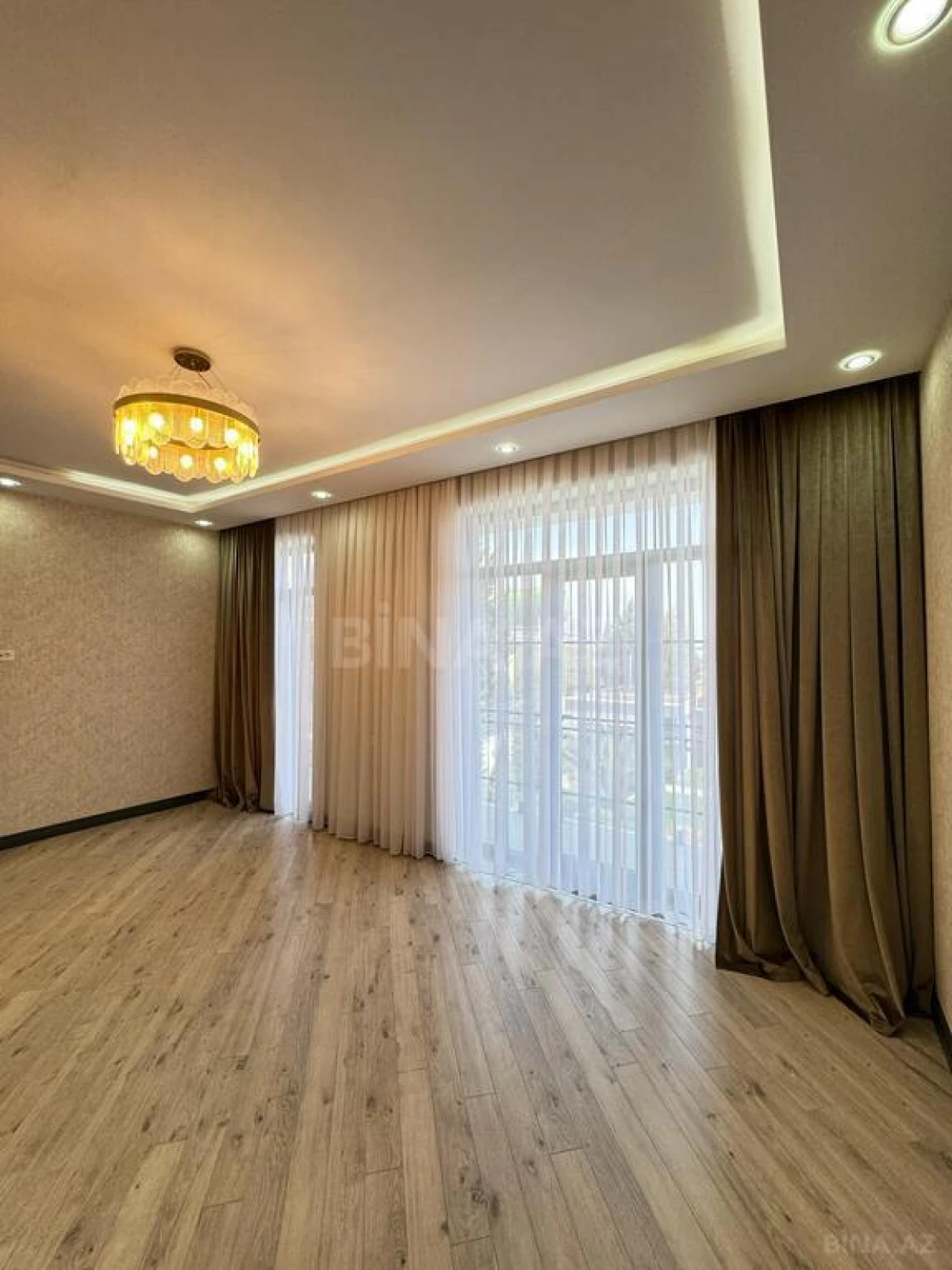 Satılır 6 otaqlı həyət evi 300 m²