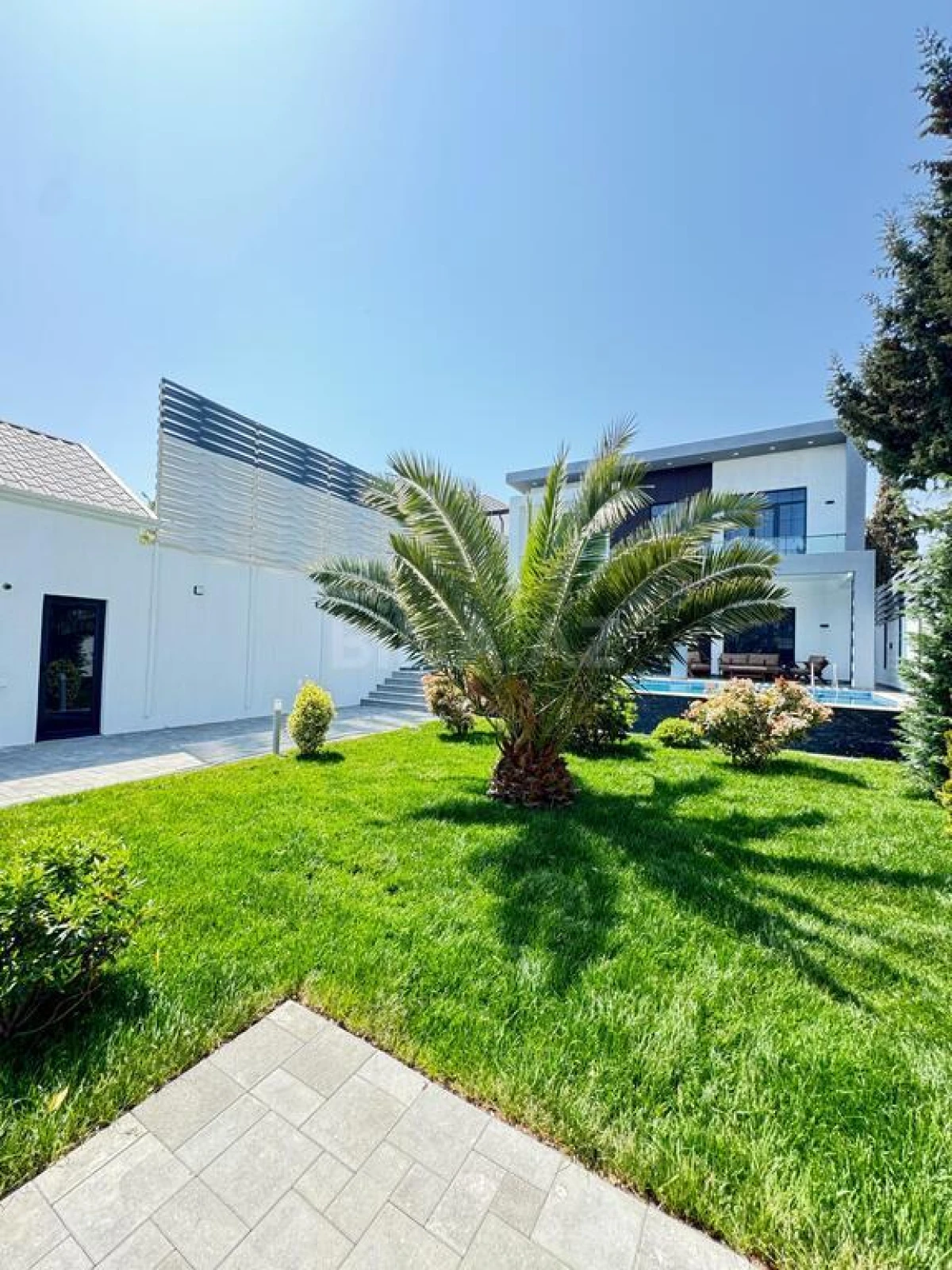 Satılır 6 otaqlı həyət evi 300 m²