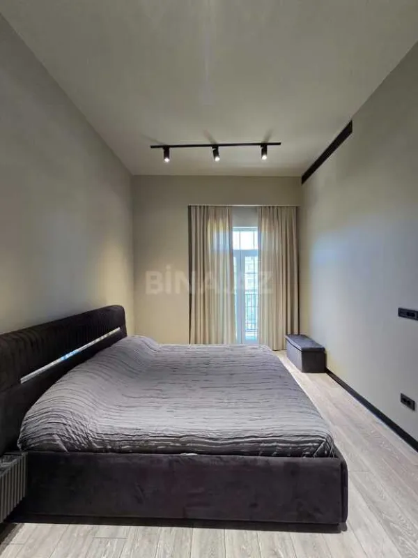 Satılır 4 otaqlı mənzil 140 m²