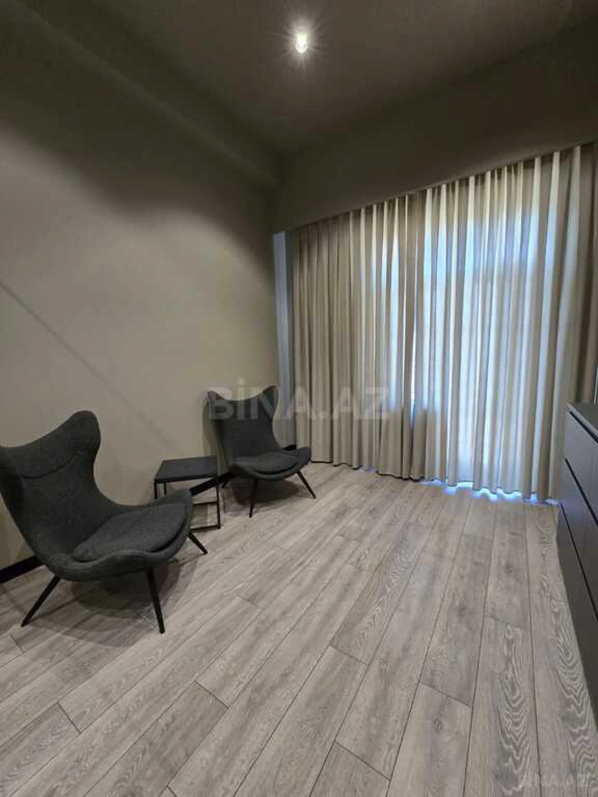 Satılır 4 otaqlı mənzil 140 m²