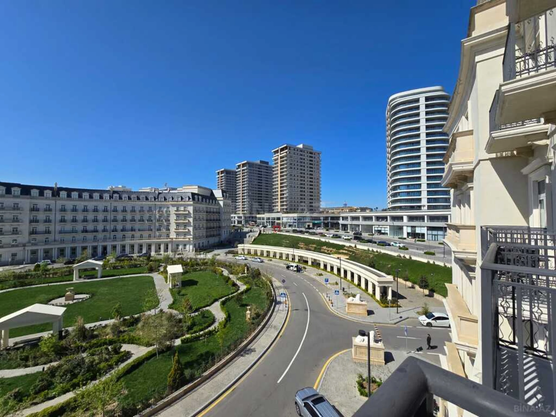 Satılır 4 otaqlı mənzil 140 m²