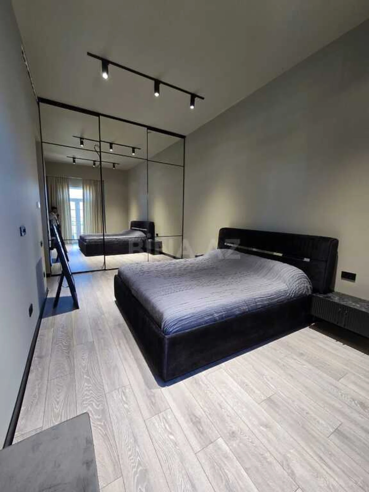 Satılır 4 otaqlı mənzil 140 m²