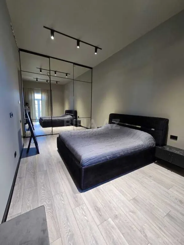 Satılır 4 otaqlı mənzil 140 m²