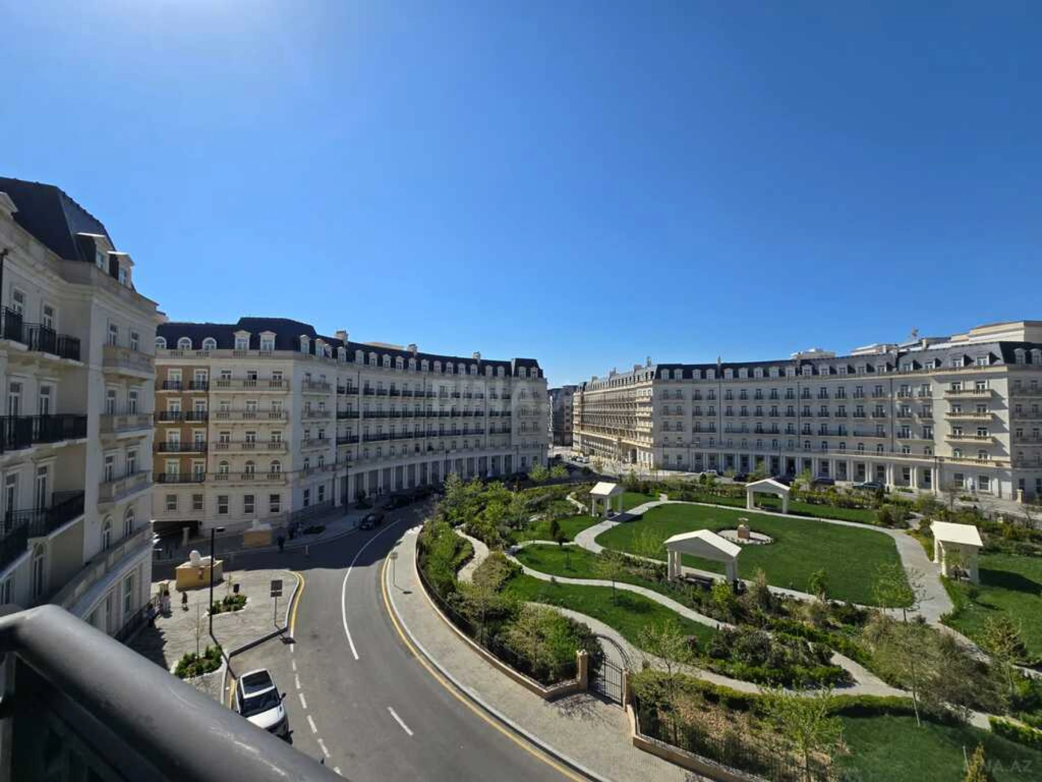 Satılır 4 otaqlı mənzil 140 m²