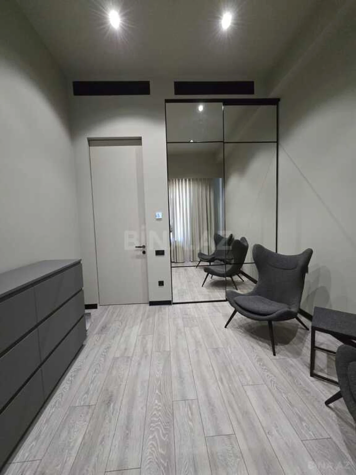 Satılır 4 otaqlı mənzil 140 m²