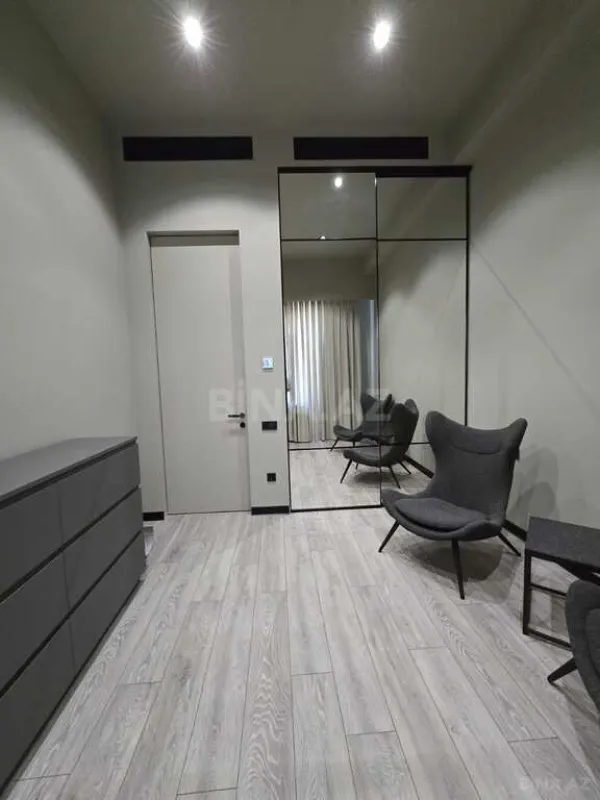 Satılır 4 otaqlı mənzil 140 m²