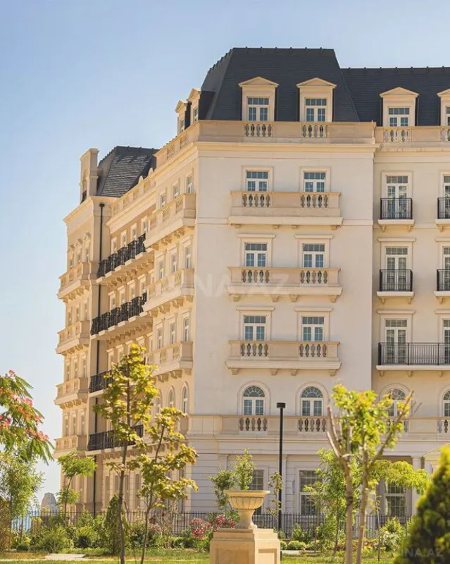 Satılır 4 otaqlı mənzil 140 m²