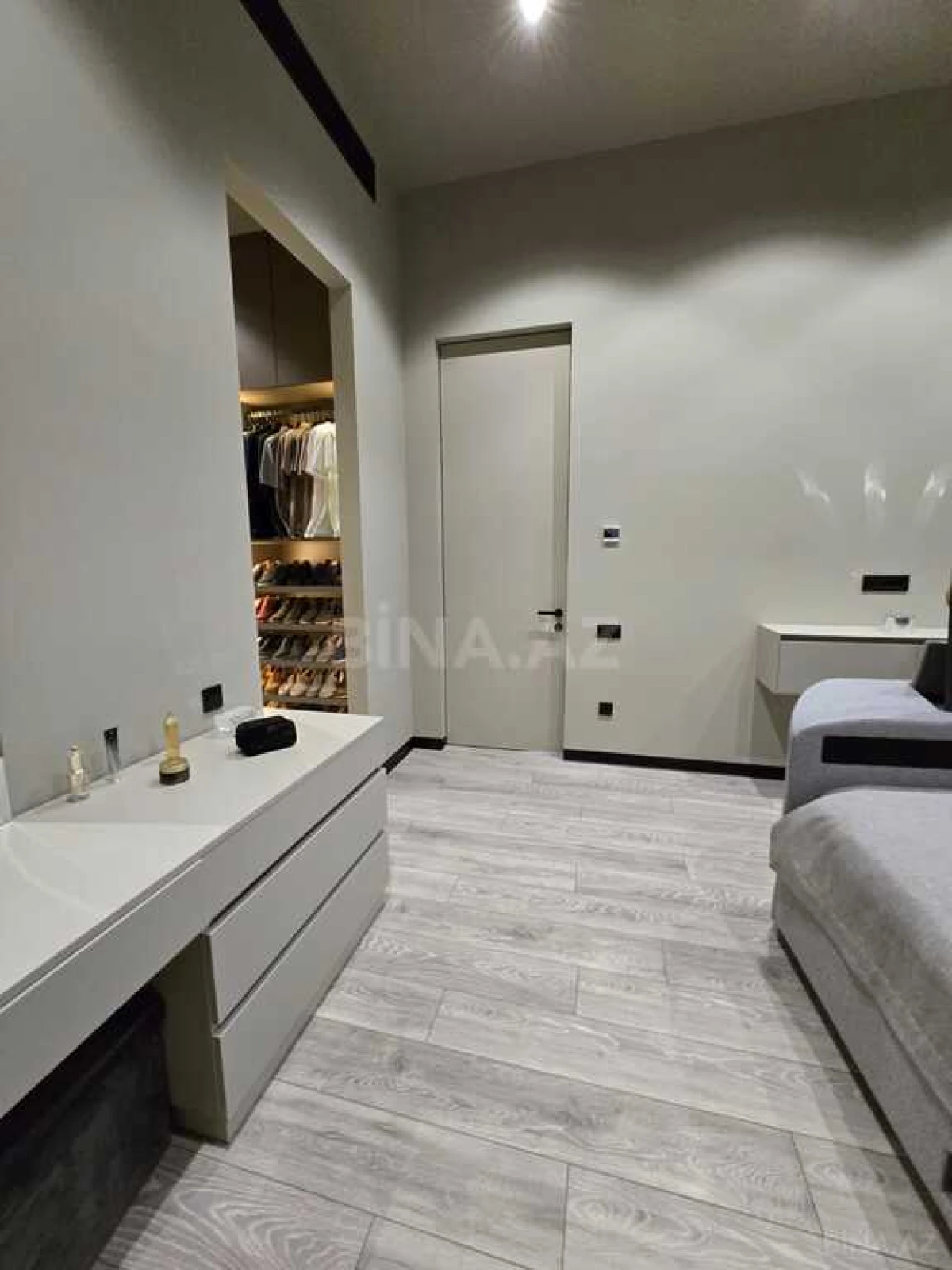 Satılır 4 otaqlı mənzil 140 m²