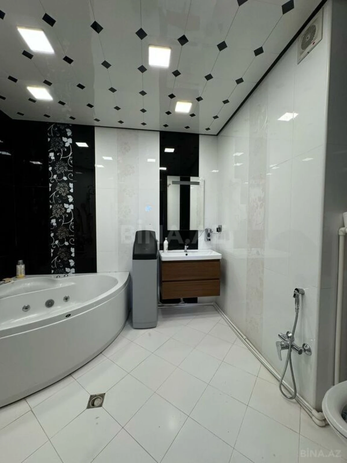 Satılır 4 otaqlı mənzil 175 m²