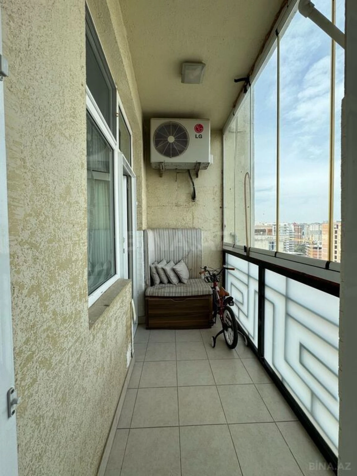 Satılır 4 otaqlı mənzil 175 m²