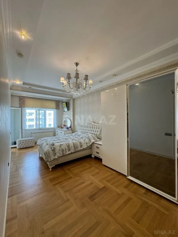 Satılır 4 otaqlı mənzil 175 m²