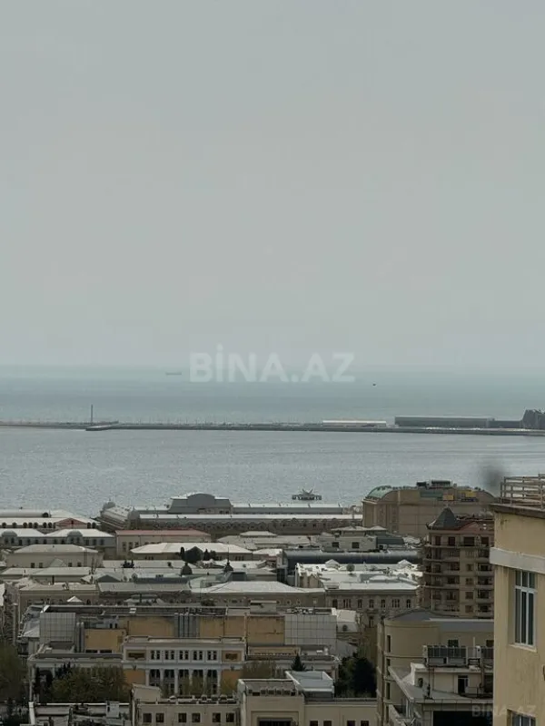 Satılır 4 otaqlı mənzil 175 m²