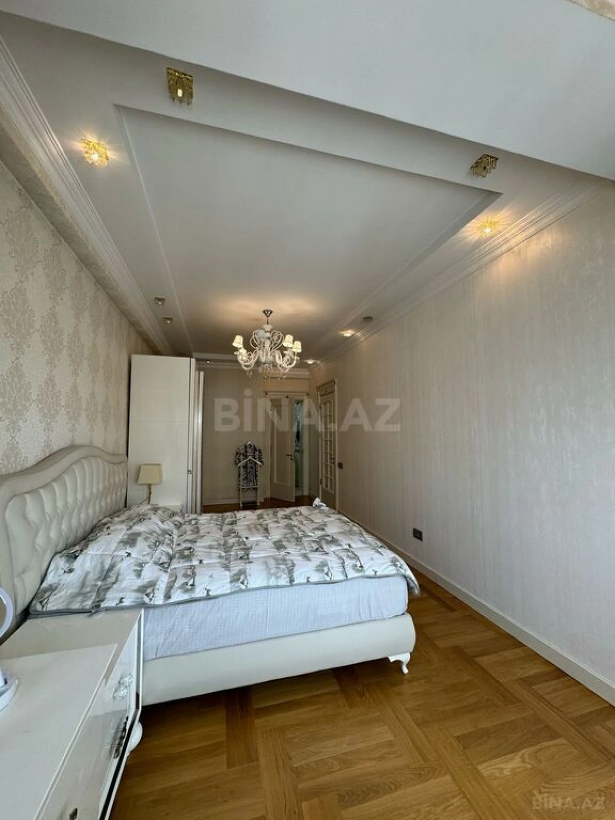 Satılır 4 otaqlı mənzil 175 m²