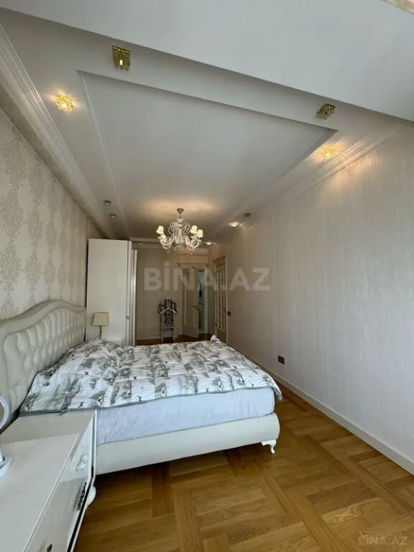 Satılır 4 otaqlı mənzil 175 m²