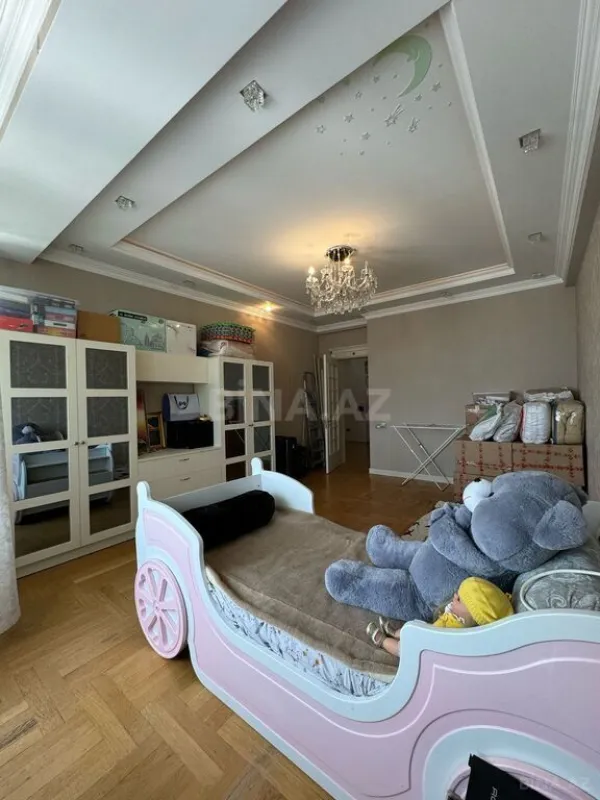 Satılır 4 otaqlı mənzil 175 m²