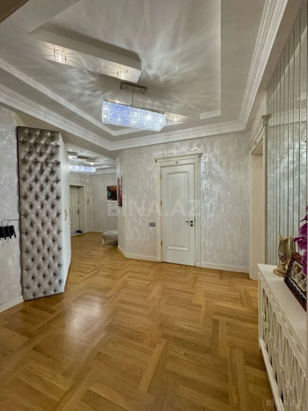 Satılır 4 otaqlı mənzil 175 m²