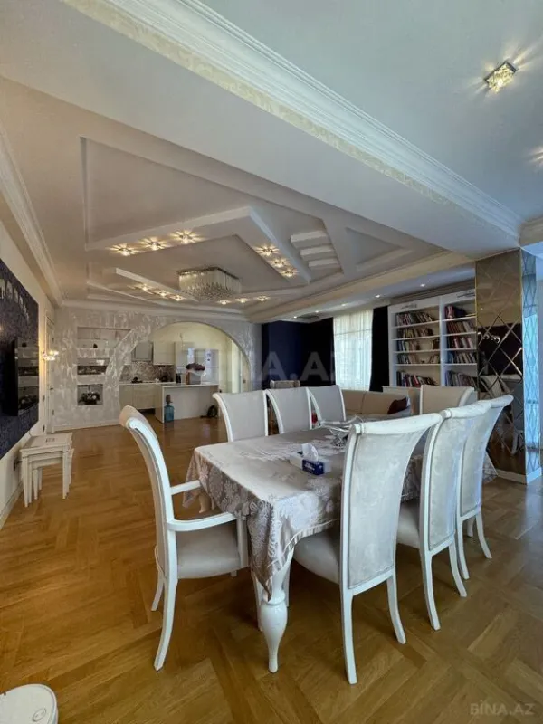 Satılır 4 otaqlı mənzil 175 m²