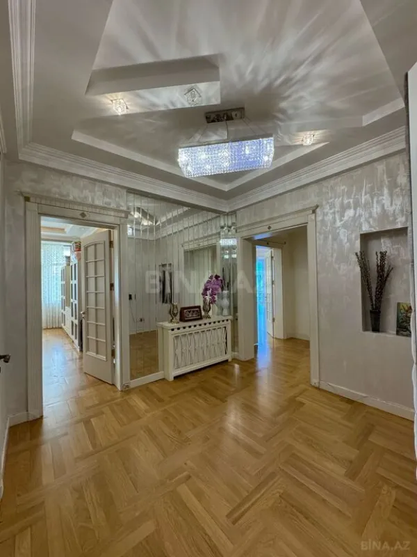 Satılır 4 otaqlı mənzil 175 m²