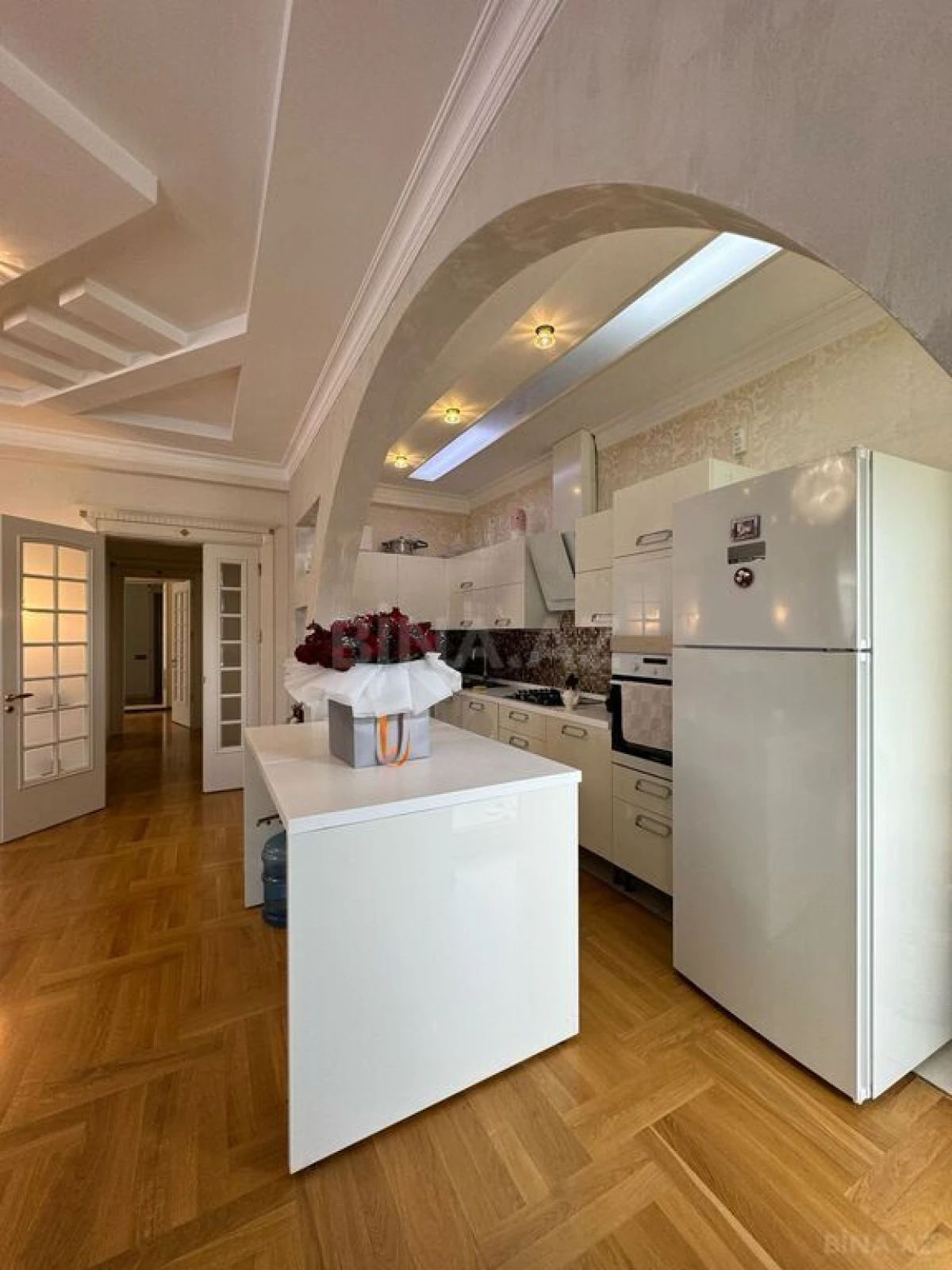 Satılır 4 otaqlı mənzil 175 m²