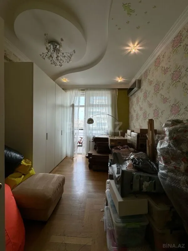 Satılır 4 otaqlı mənzil 175 m²