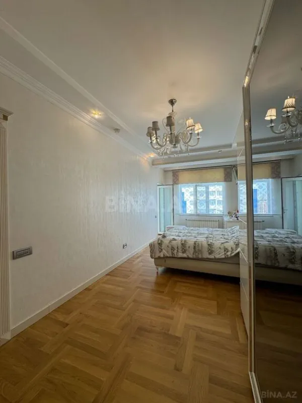 Satılır 4 otaqlı mənzil 175 m²
