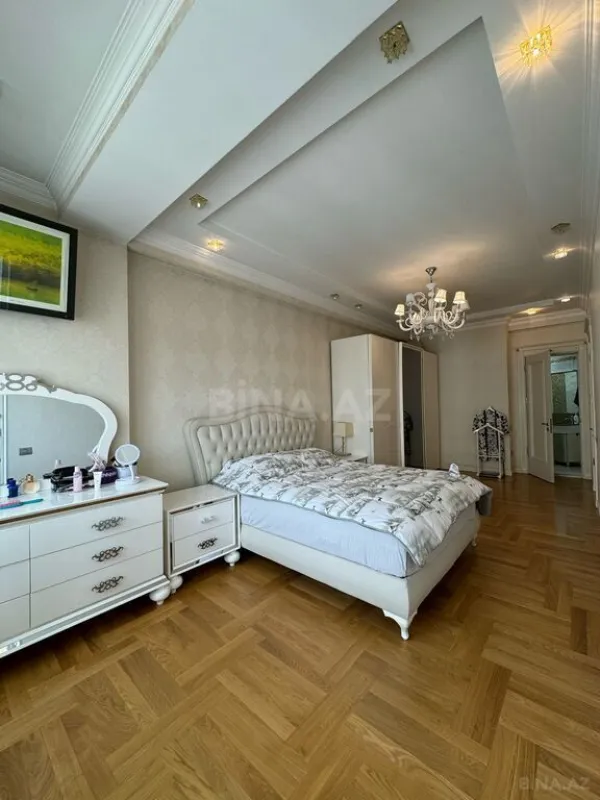 Satılır 4 otaqlı mənzil 175 m²