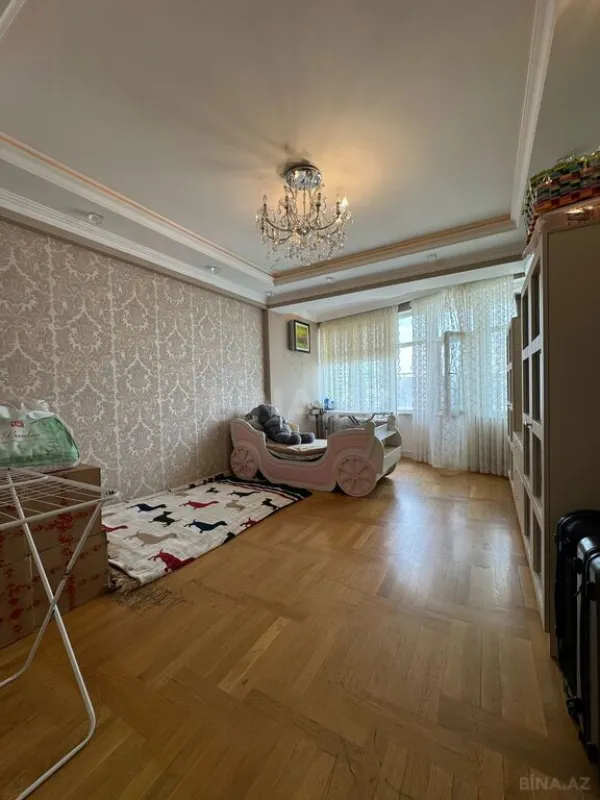 Satılır 4 otaqlı mənzil 175 m²