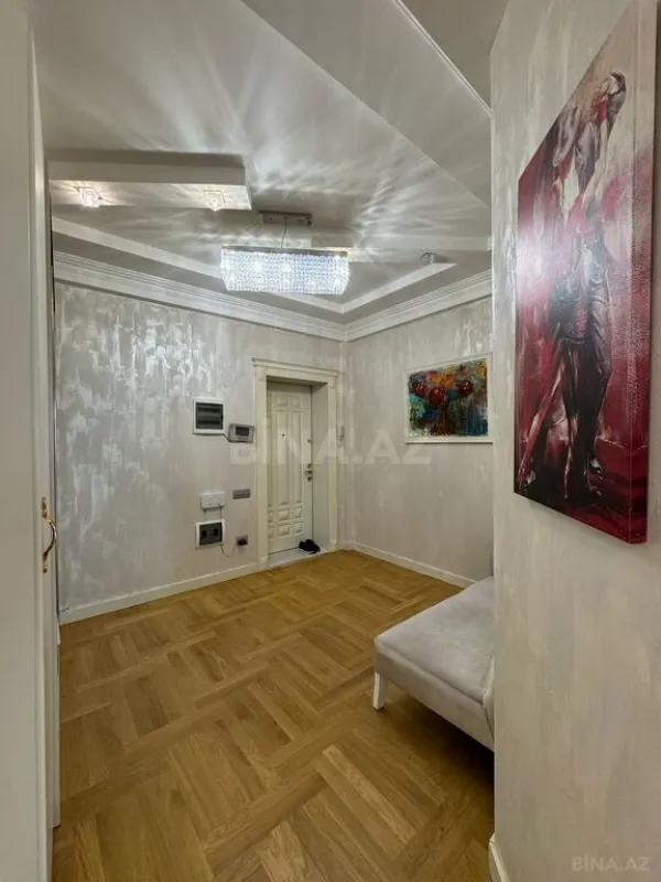 Satılır 4 otaqlı mənzil 175 m²