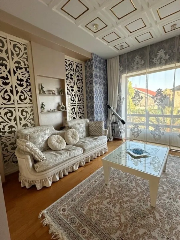 Kirayə verilir 6 otaqlı həyət evi 400 m²