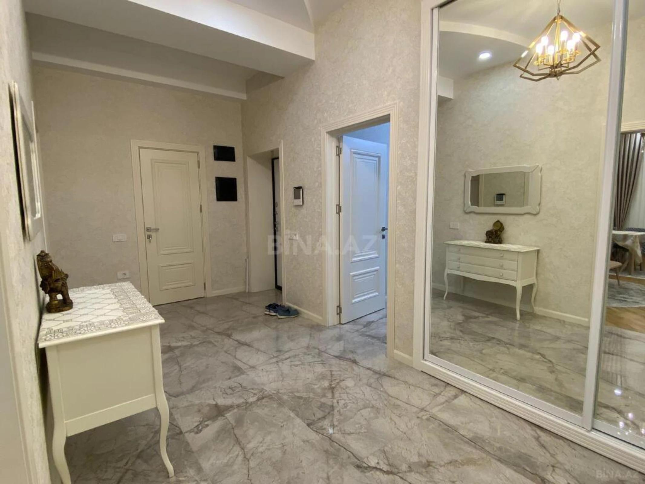 Kirayə verilir 3 otaqlı mənzil 130 m²