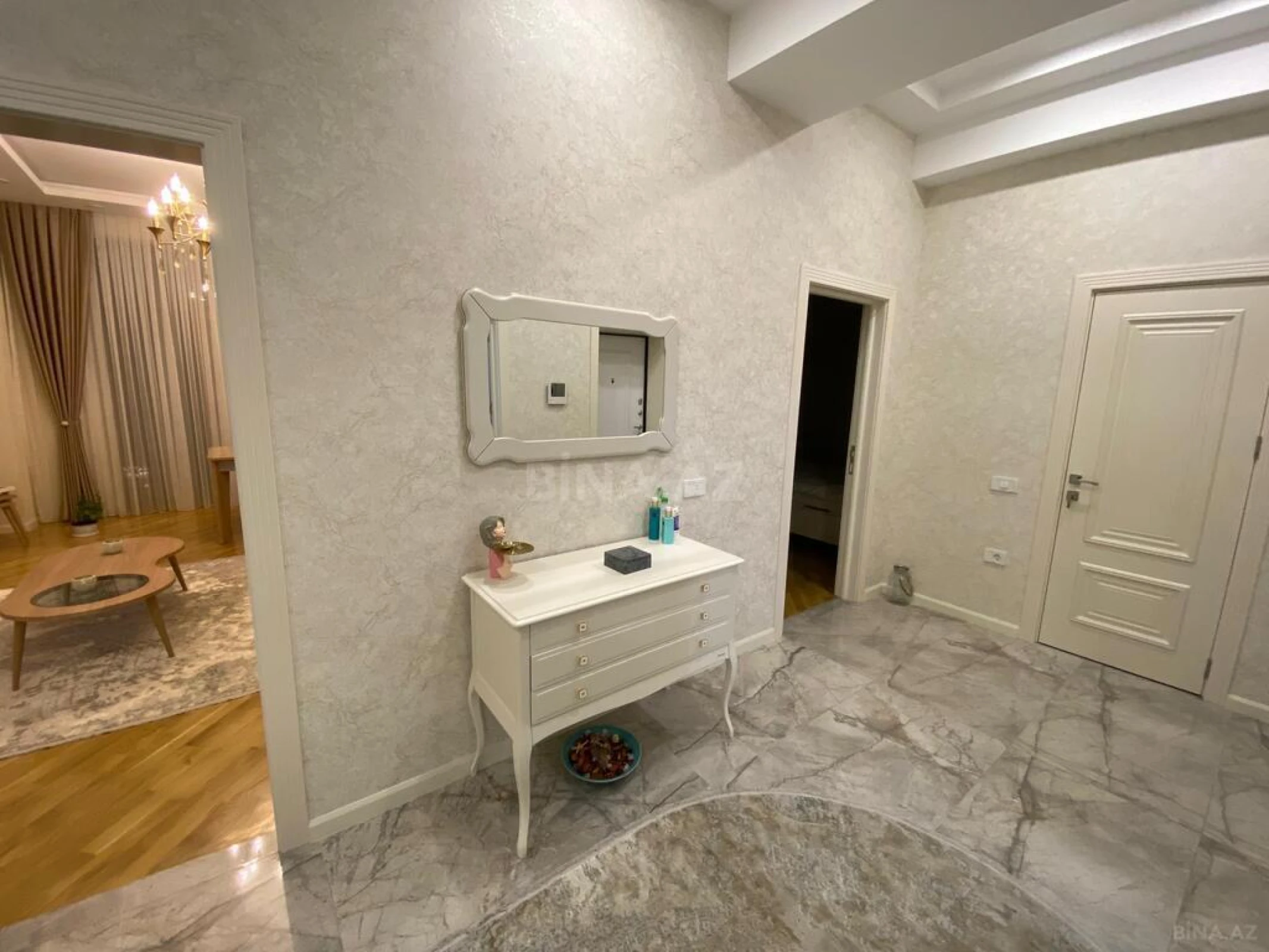 Kirayə verilir 3 otaqlı mənzil 130 m²