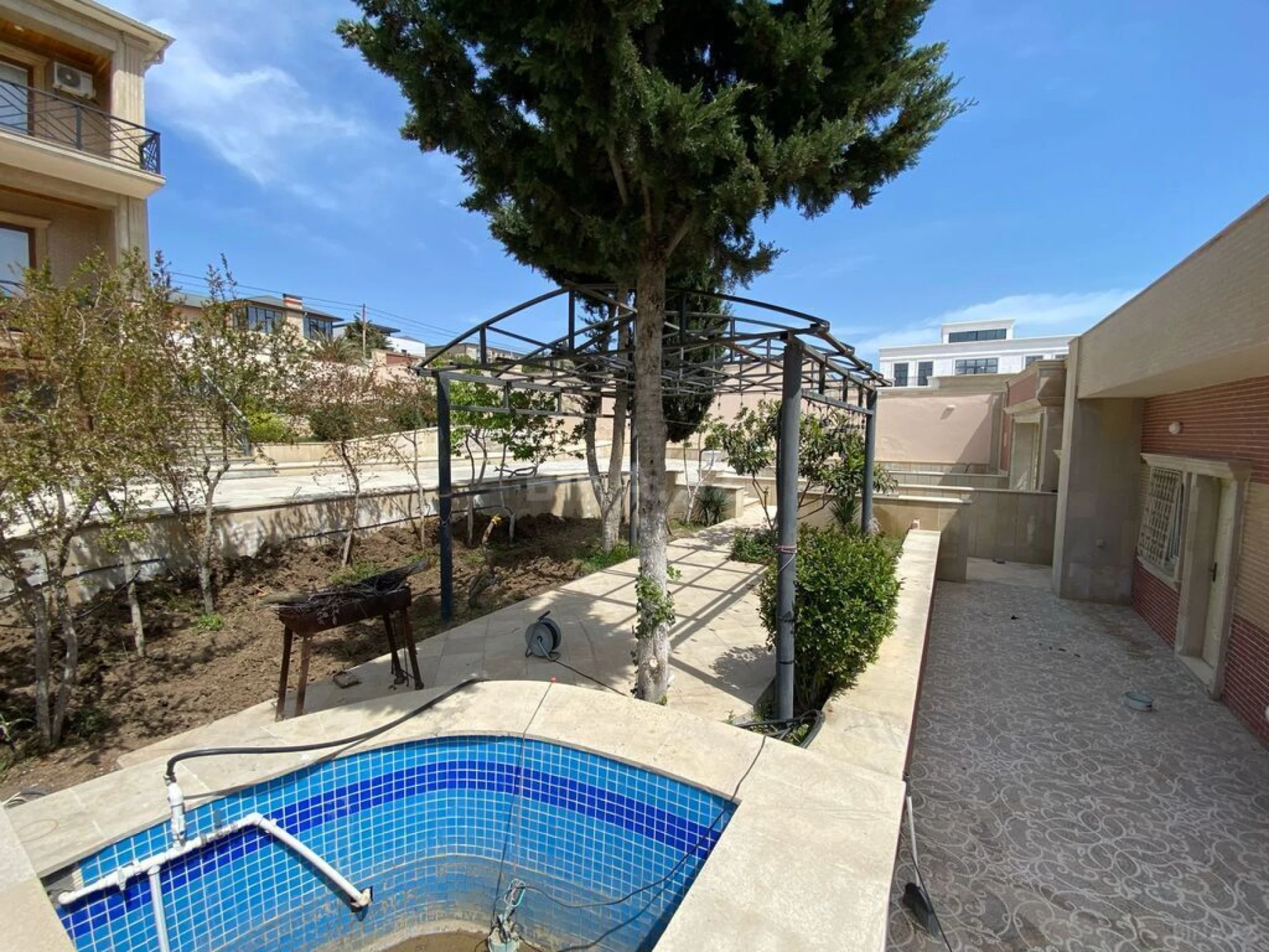 Satılır 6 otaqlı həyət evi 650 m²