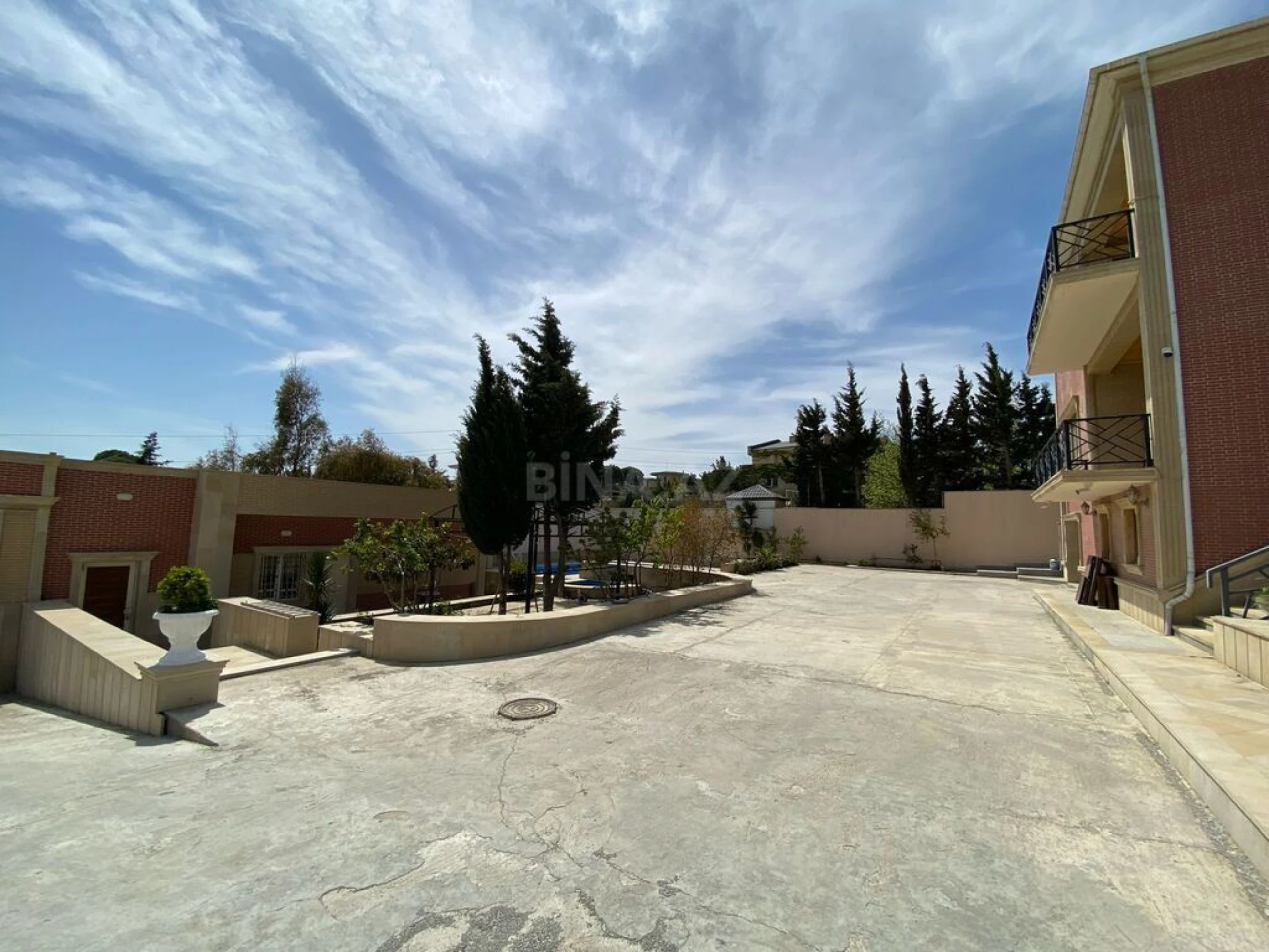 Satılır 6 otaqlı həyət evi 650 m²