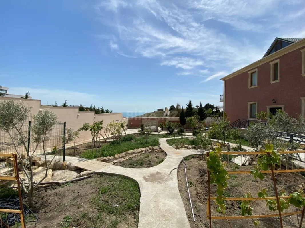 Satılır 6 otaqlı həyət evi 650 m²