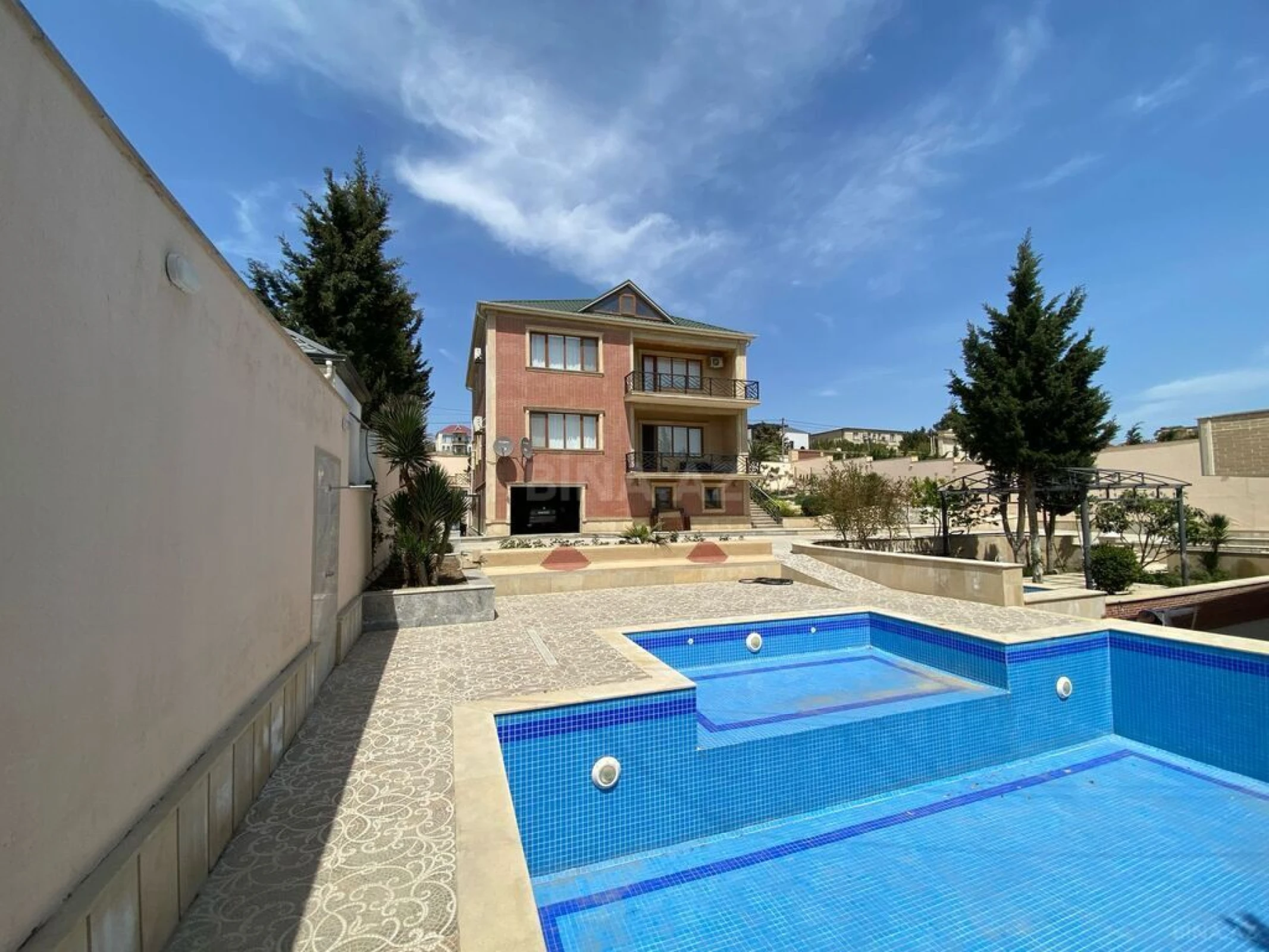 Satılır 6 otaqlı həyət evi 650 m²