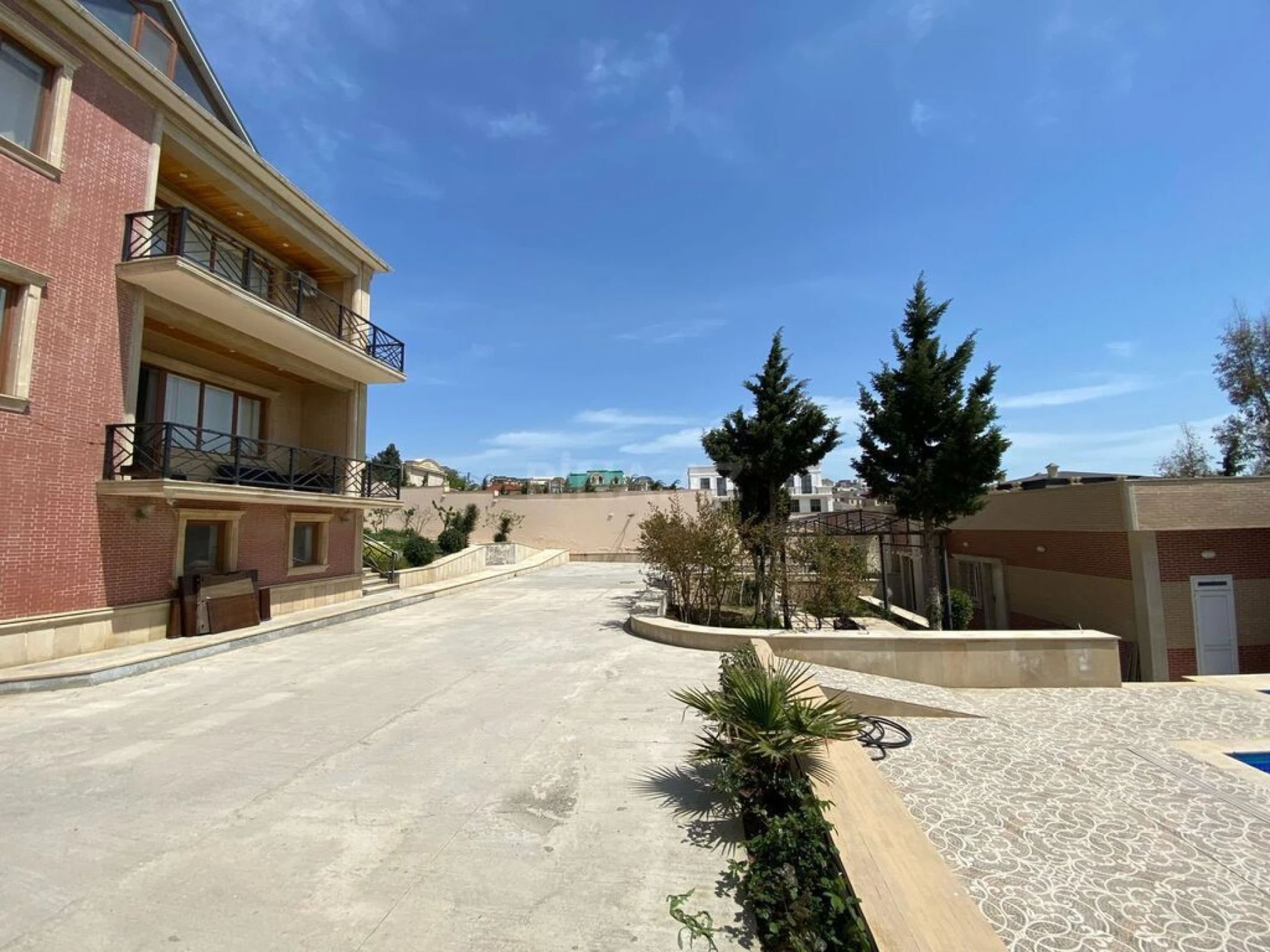 Satılır 6 otaqlı həyət evi 650 m²