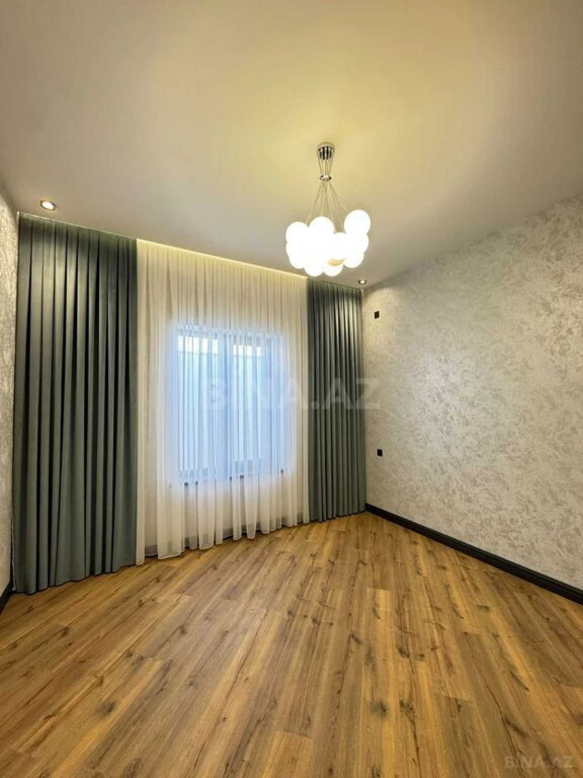 Satılır 5 otaqlı həyət evi 200 m²
