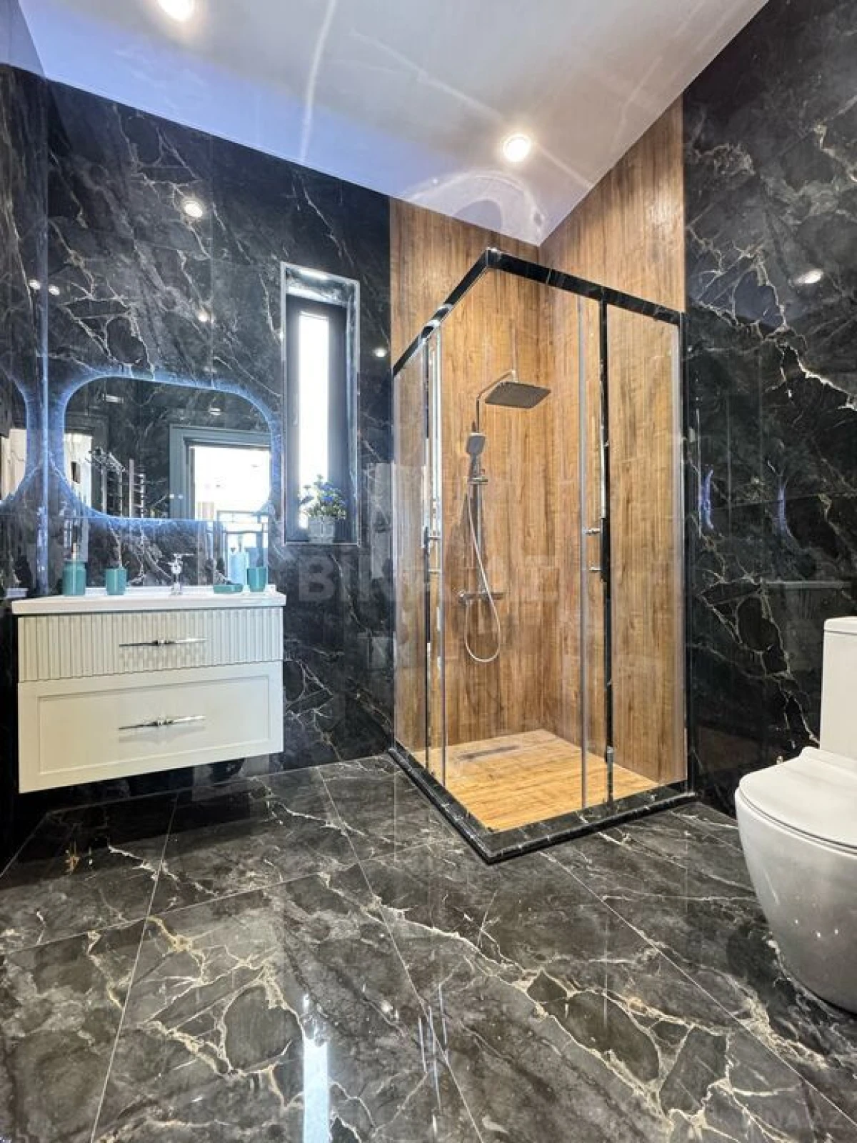 Satılır 5 otaqlı həyət evi 200 m²