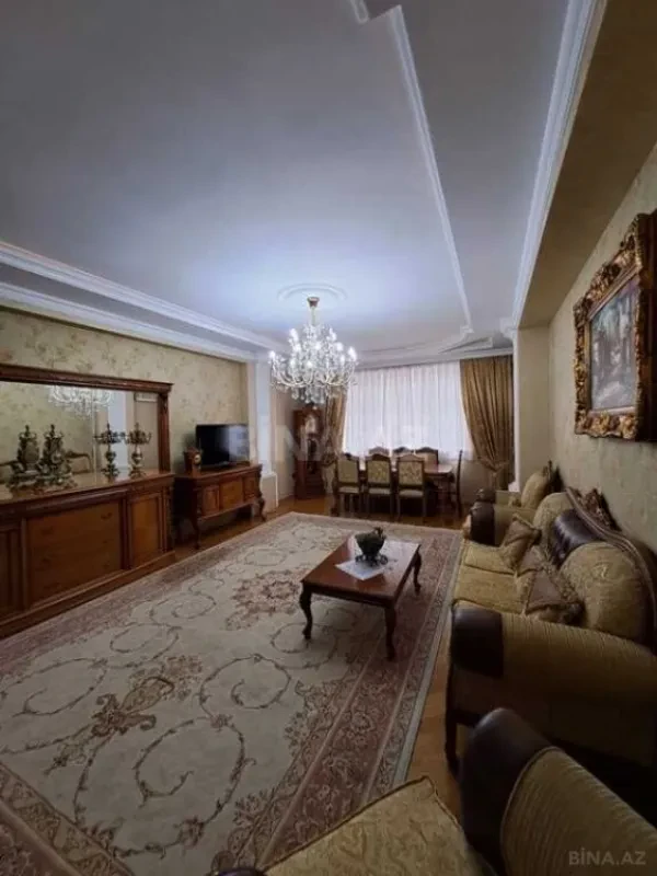 Satılır 4 otaqlı mənzil 204 m²