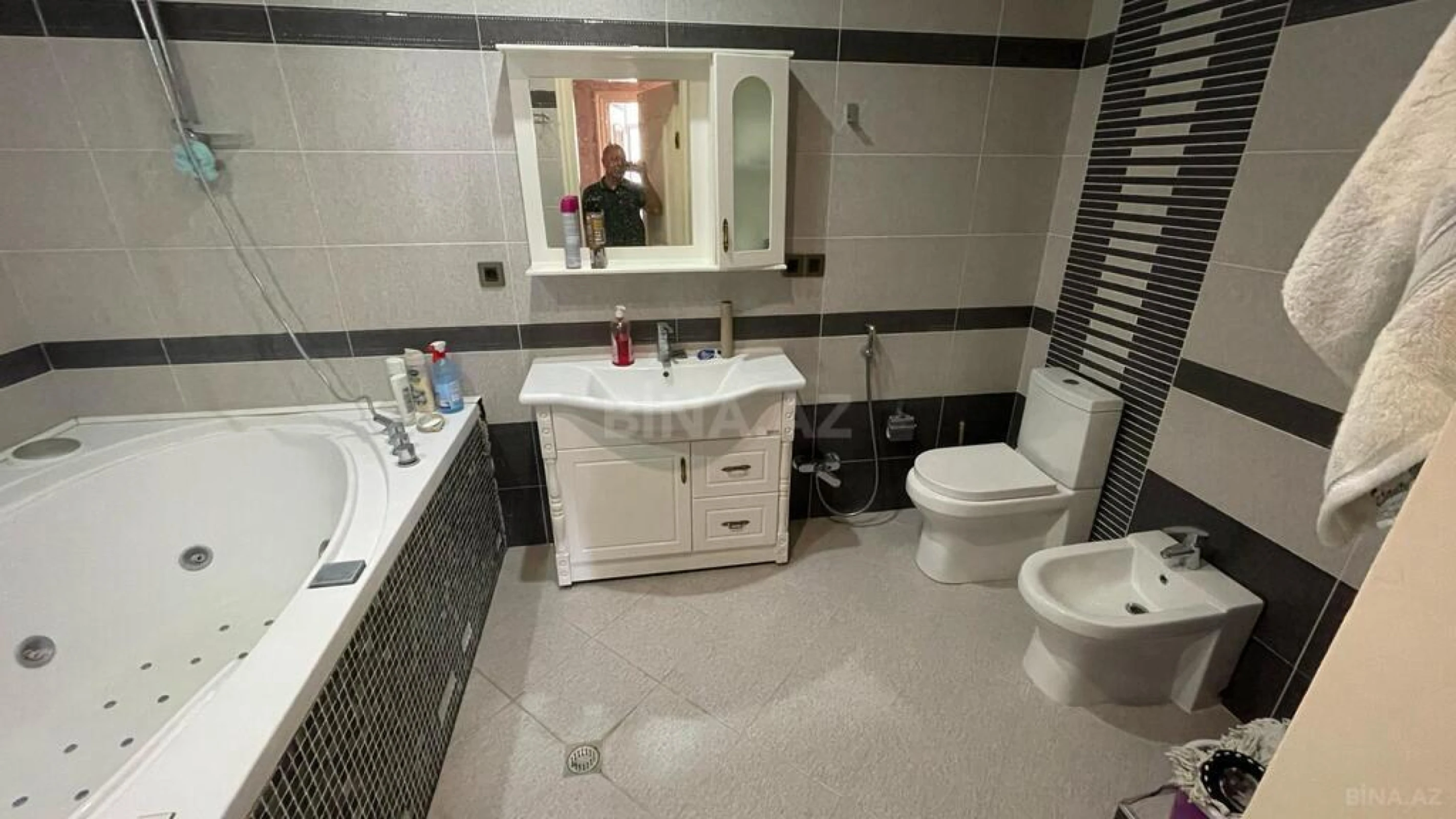 Satılır 4 otaqlı mənzil 180 m²