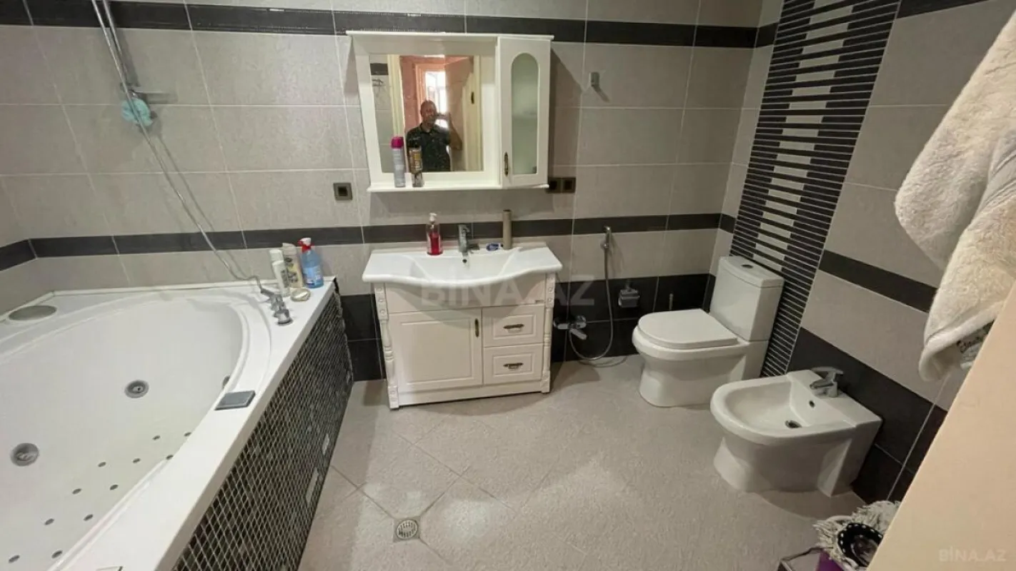 Satılır 4 otaqlı mənzil 180 m²