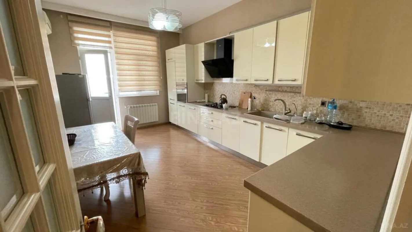 Satılır 4 otaqlı mənzil 180 m²