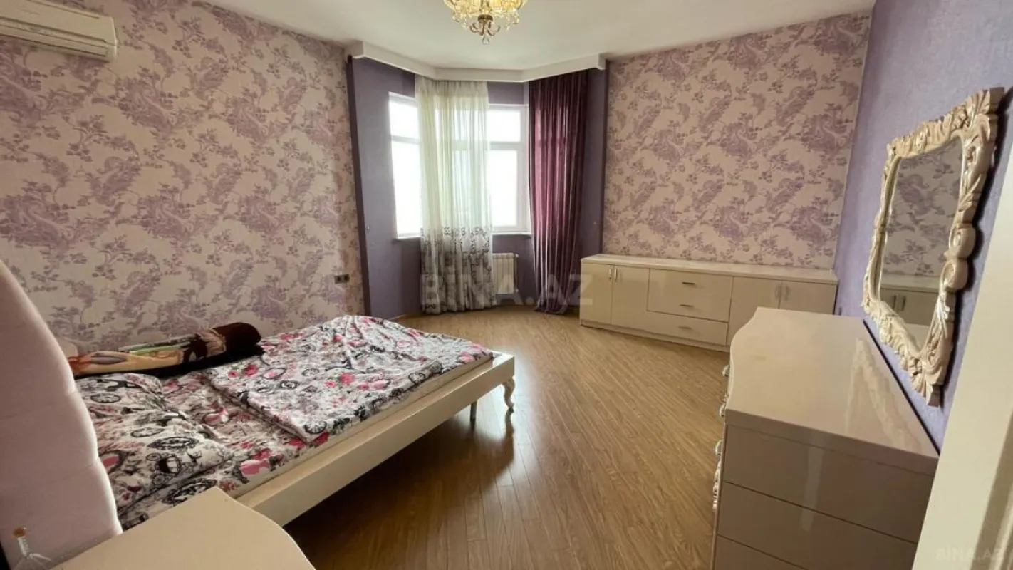 Satılır 4 otaqlı mənzil 180 m²