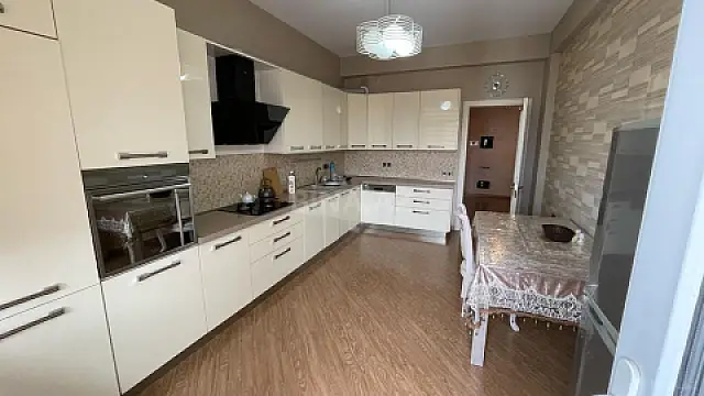 Satılır 4 otaqlı mənzil 180 m²
